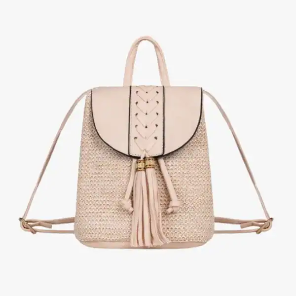 Stråryggsäck med tofs i beige, lätt och trendig axelväska för kvinnor.