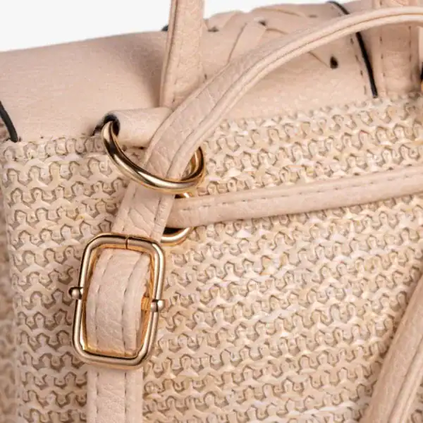 Stråryggsäck med tofs, beige färg, guld detaljer och texturerad yta.