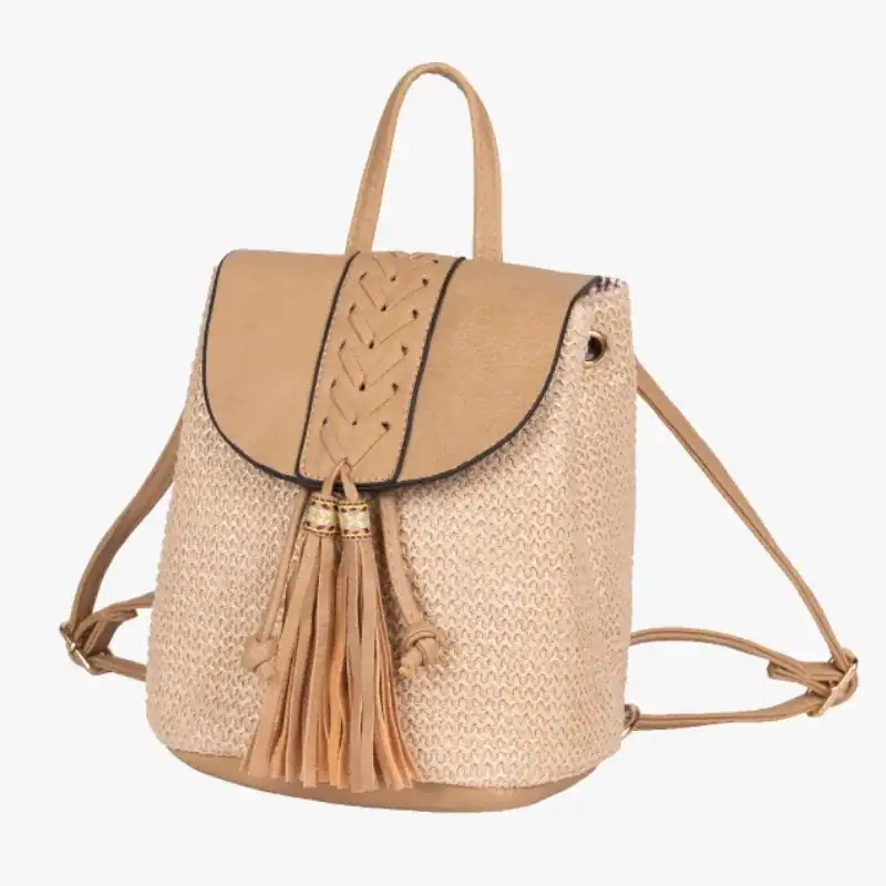 Stråryggsäck med tofs, beige färg, läder detaljer och hängande tassar.