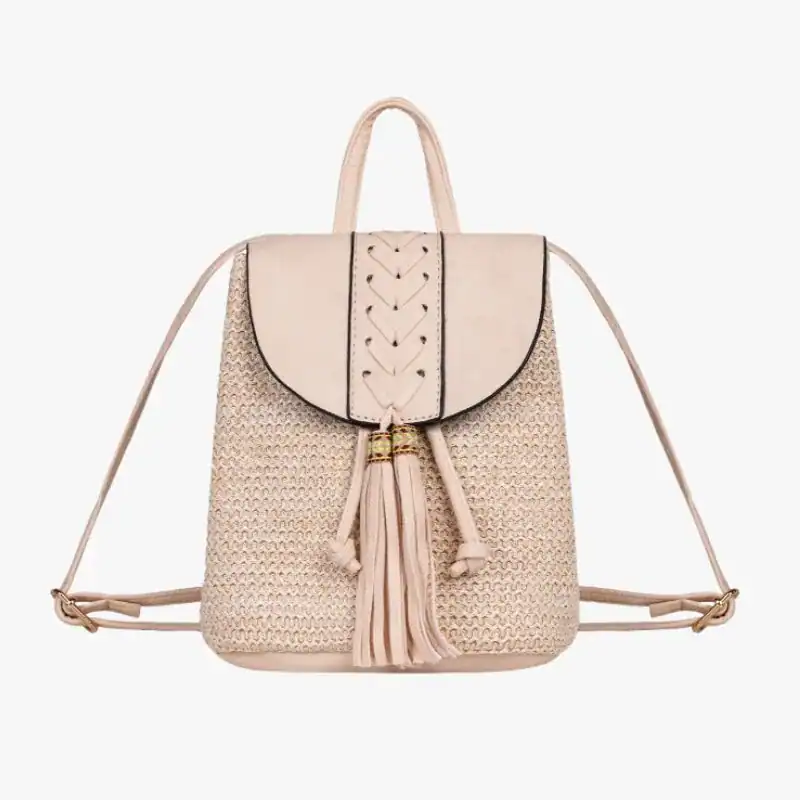 Stråryggsäck med tofs i beige, lätt och trendig axelväska för kvinnor.