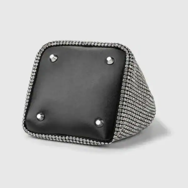 Strassväska med kedja, svart axelväska med glittrande strass och metallkedja.