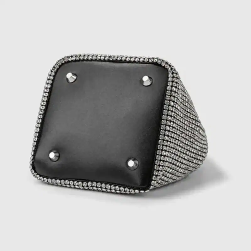 Strassväska med kedja, svart axelväska med glittrande strass och metallkedja.
