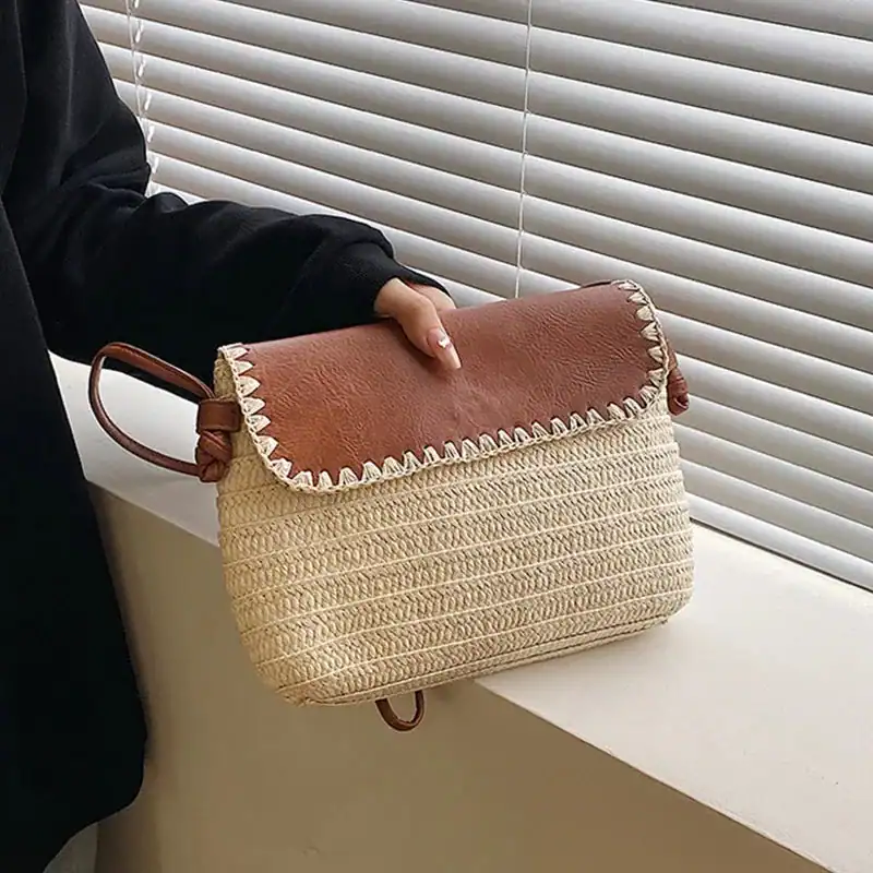 Stråväska med läderlock, beige väska med brunt läderlock och handtag.