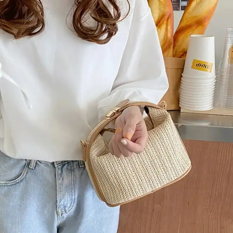 Stråväska med läderrem liten, handtag, sommarväska, modeaccessoarer.