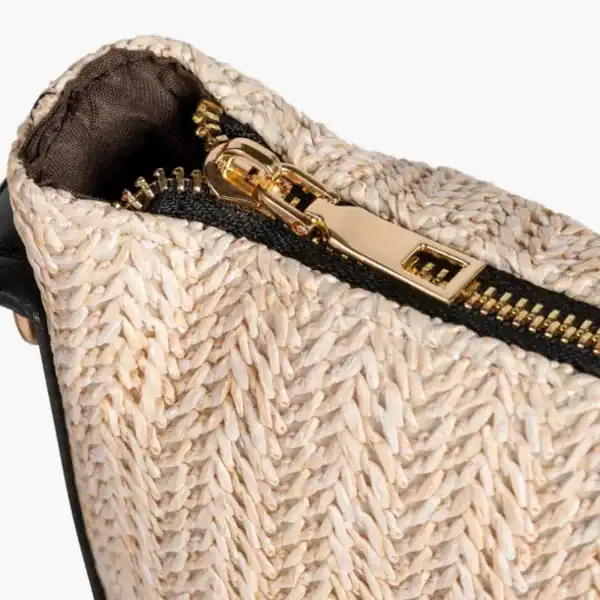 Stråväska med läderrem liten, detalj på dragkedja och väv.
