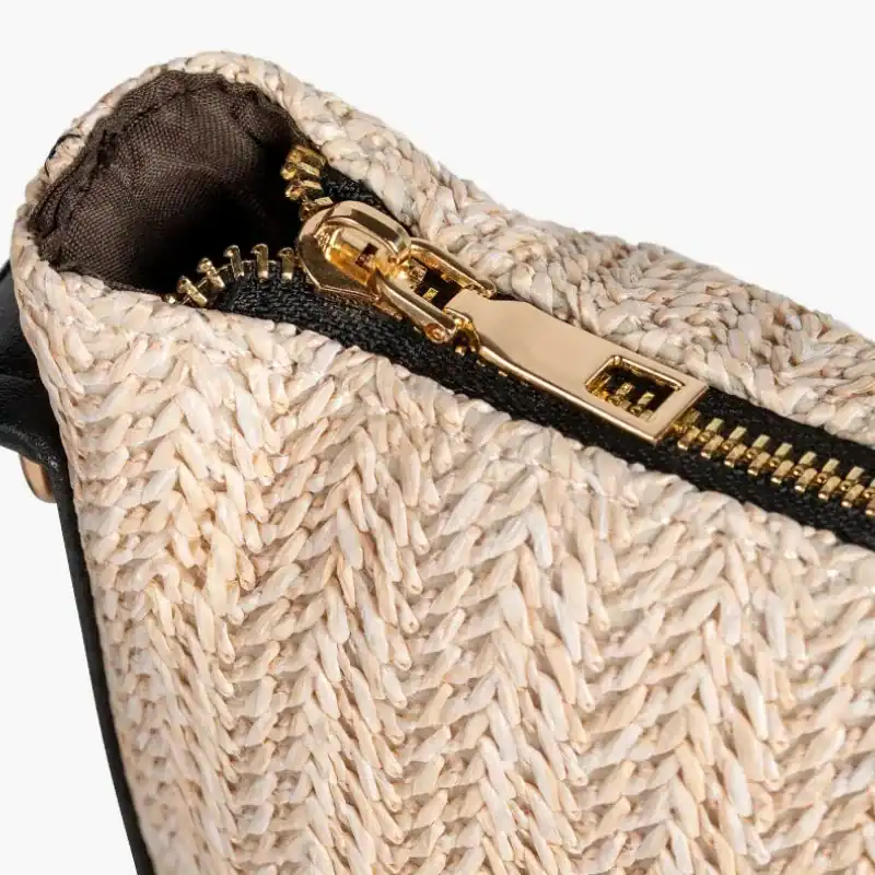Stråväska med läderrem liten, detalj på dragkedja och väv.