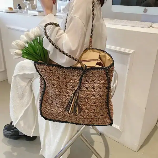 Stråväska shoppingväska i naturfärg med tass och svart kant.