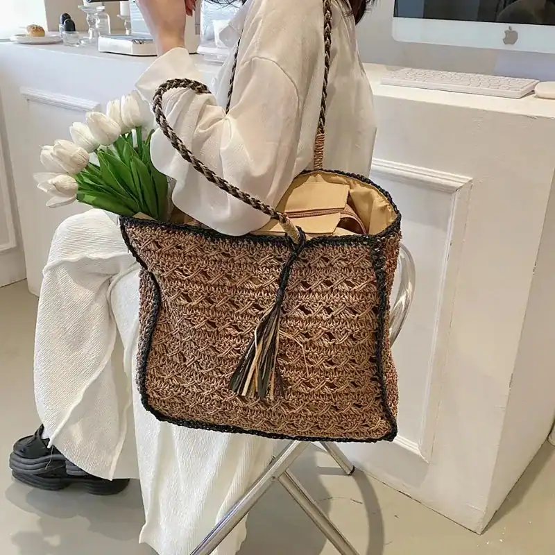 Stråväska shoppingväska i naturfärg med tass och svart kant.