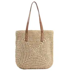 Stor stråväska med bruna läderhandtag, ideal för sommar och strand.