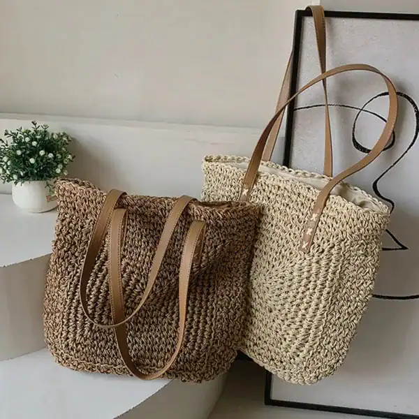 Stråväska stor i brunt och beige, ideal för sommar och strand.
