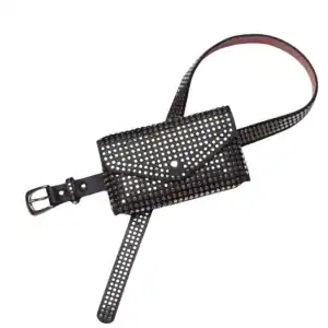Svart bältesväska med nitar och studded design, trendig axelväska för kvinnor.