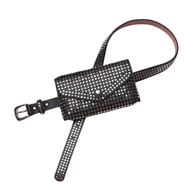 Svart bältesväska med nitar och studded design, trendig axelväska för kvinnor.