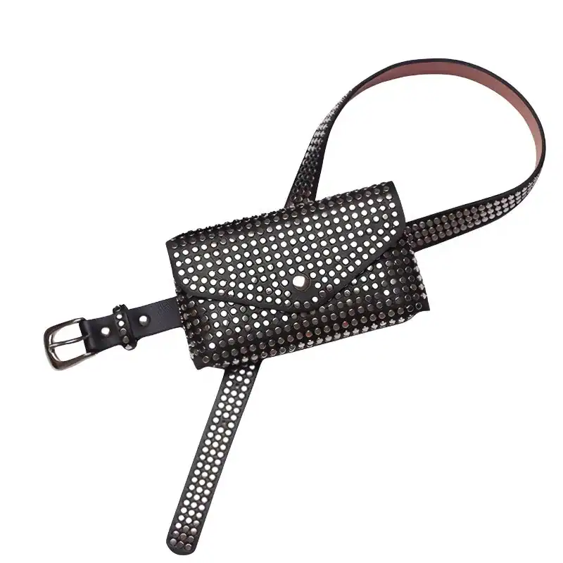 Svart bältesväska med nitar och studded design, trendig axelväska för kvinnor.