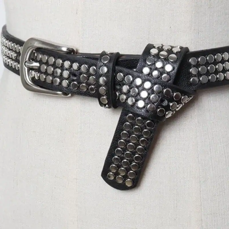 Svart läderbältesväska med silvernitar och stålspikar, trendig accessoar.