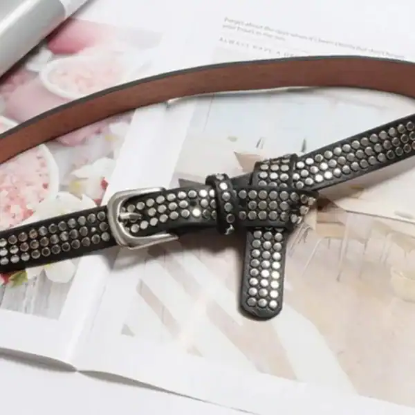 Svart bältesväska med strass, läder, modeaccessoarer, trendig.