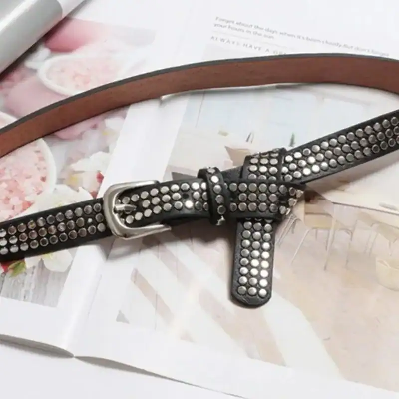 Svart bältesväska med strass, läder, modeaccessoarer, trendig.