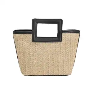 Svart beige flätad väska med kvadratisk handtag.