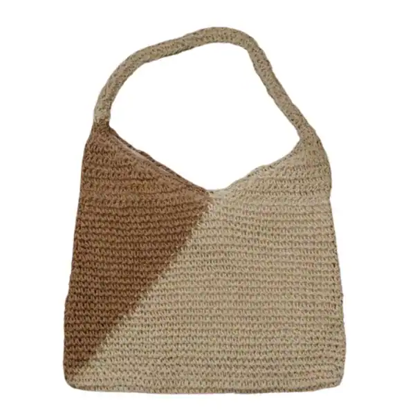Svart beige virkad väska med diagonalt mönster och axelrem.