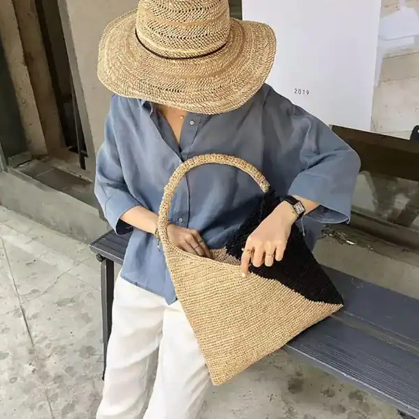 Svart beige virkad väska med runt handtag, trendiga sommarväskor.