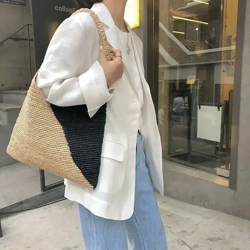 Svart beige virkad väska med geometriskt mönster, trendig handväskas design.