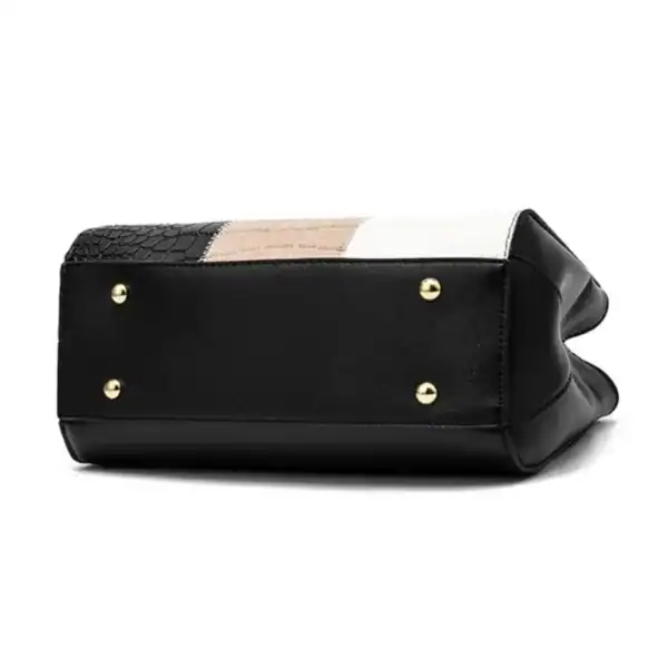 Svart beige vit handväska med krokodilsmönster och guldpläterade knappar.