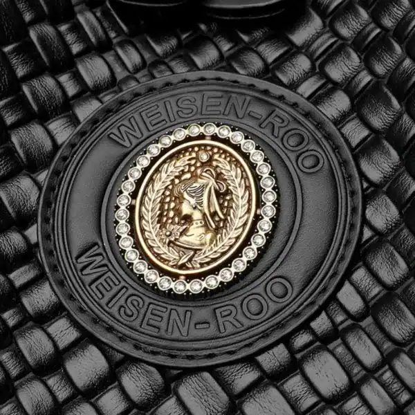 Svart flätad ryggsäck dam med Weisen-Roo emblem och kristallbesättning.