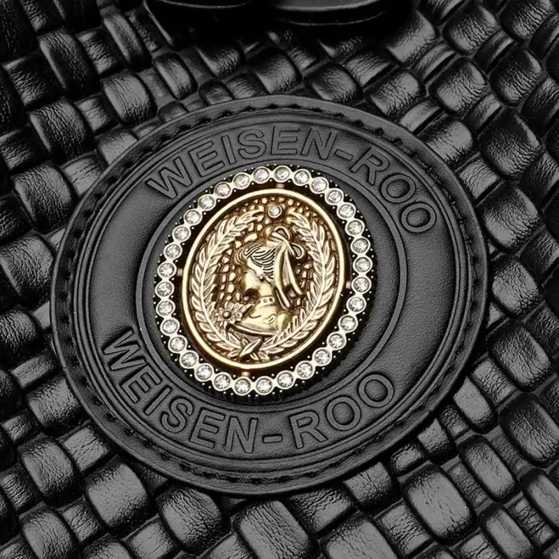 Svart flätad ryggsäck dam med Weisen-Roo emblem och kristallbesättning.