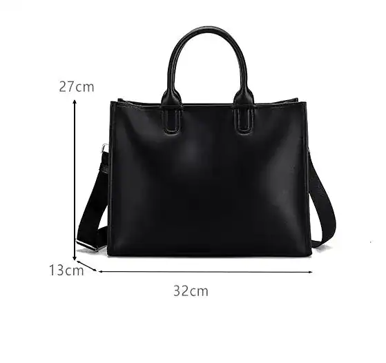 Svart fyrkantig shoppingväska med handtag och axelrem, mått 32x27x13 cm.