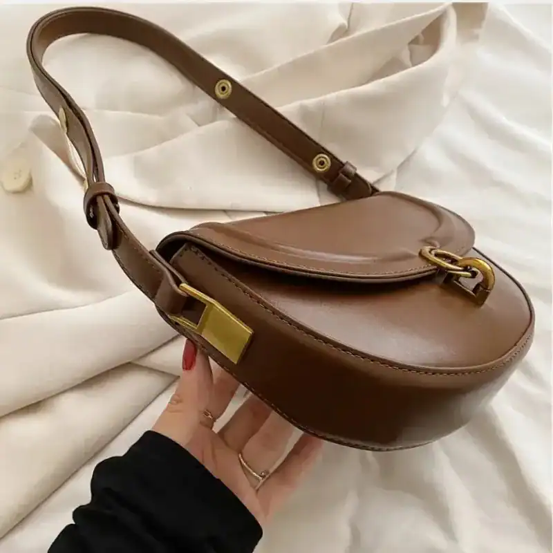 Svart halvmåneväska med lock, läderaxelväska för kvinnor, elegant och trendig.