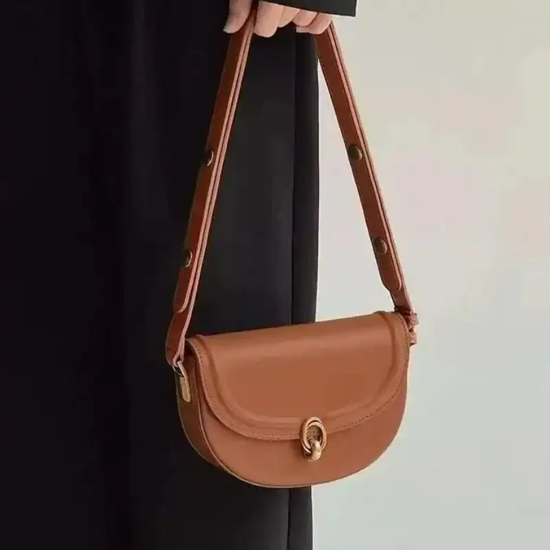 Svart halvmåneväska med lock, läder axelväska för kvinnor, elegant handväska.