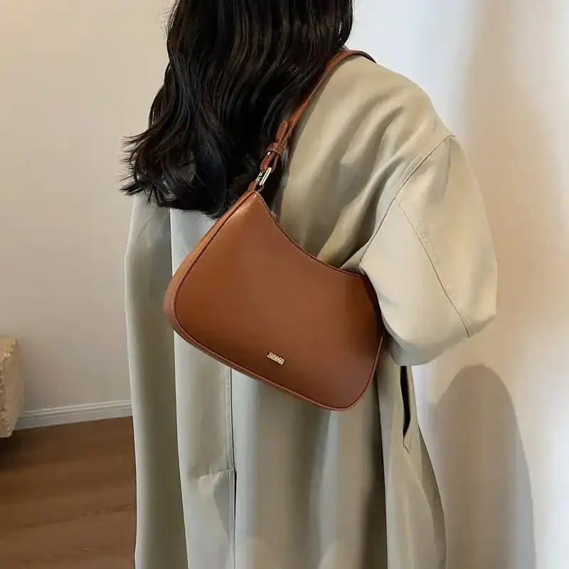Svart halvmånsväska i läder, modeväskor för kvinnor, elegant axelväska med halvmåneform.