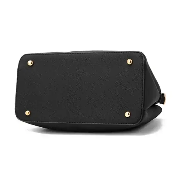 Svart handväska med hängen, elegant design med guldpläterade fästpunkter.