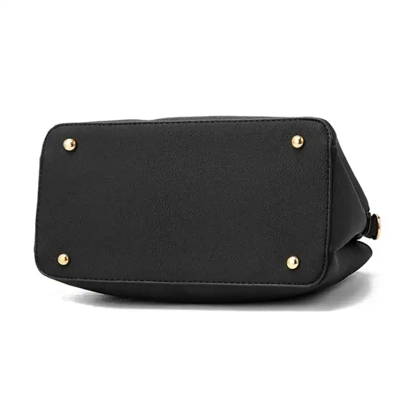 Svart handväska med hängen, elegant design med guldpläterade fästpunkter.