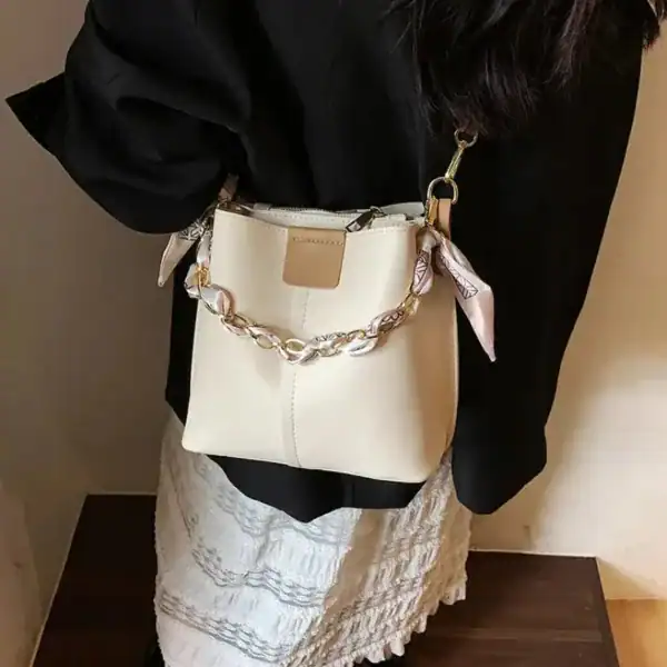 Svart hinkväska med scarf, modeväska, axelväska, modeaccessoarer, handväska.