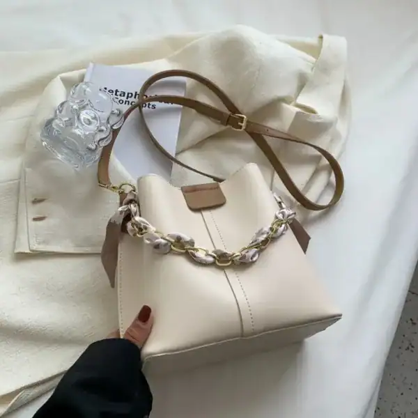 Svart hinkväska med scarf, modeväska, handväska, axelväska, trendig accessoar.