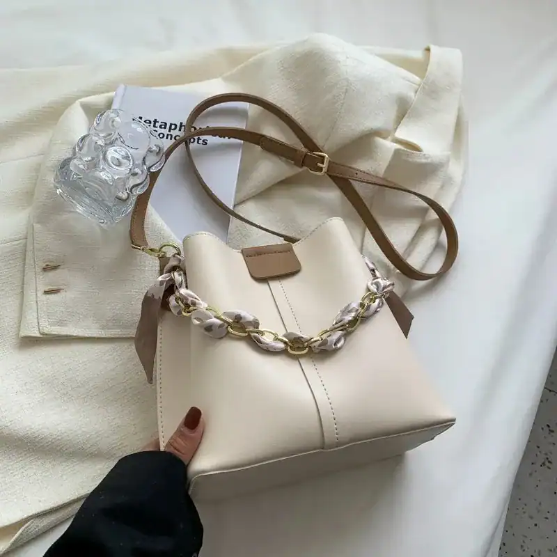 Svart hinkväska med scarf, modeväska, handväska, axelväska, trendig accessoar.