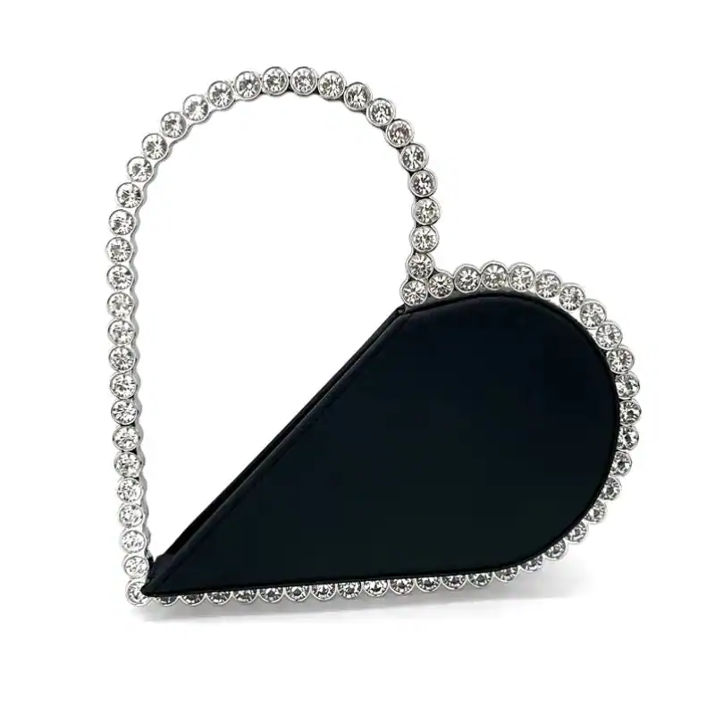 Svart hjärtformad clutch med strass och silverfärgad kant.