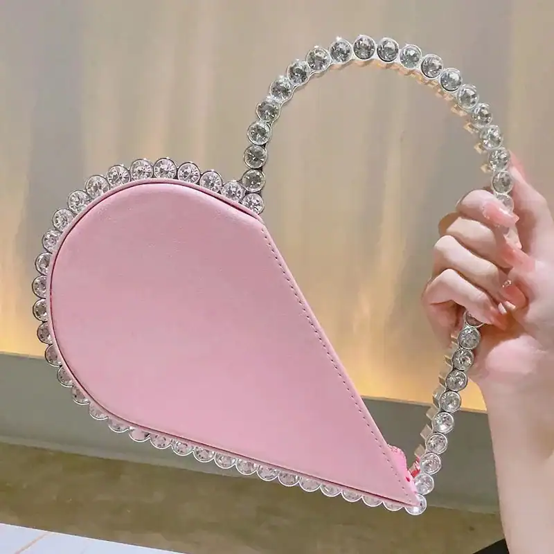 Svart hjärtclutch med strass, rosa hjärta, festlig handväska.