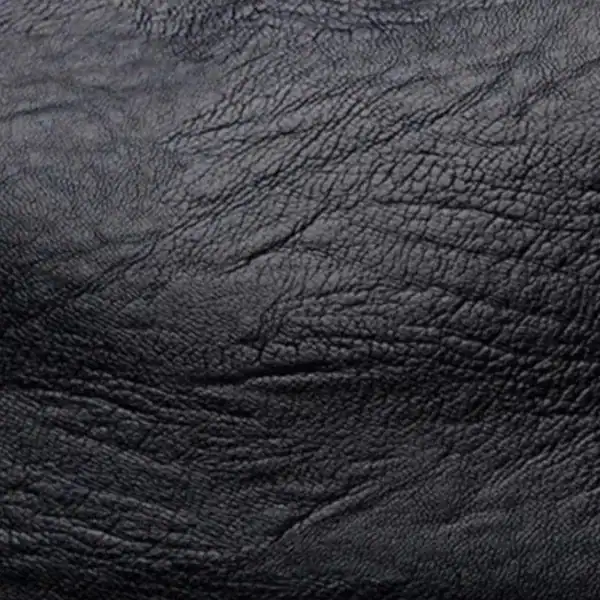 Svart läderhobo med textur, detalj på ytan.