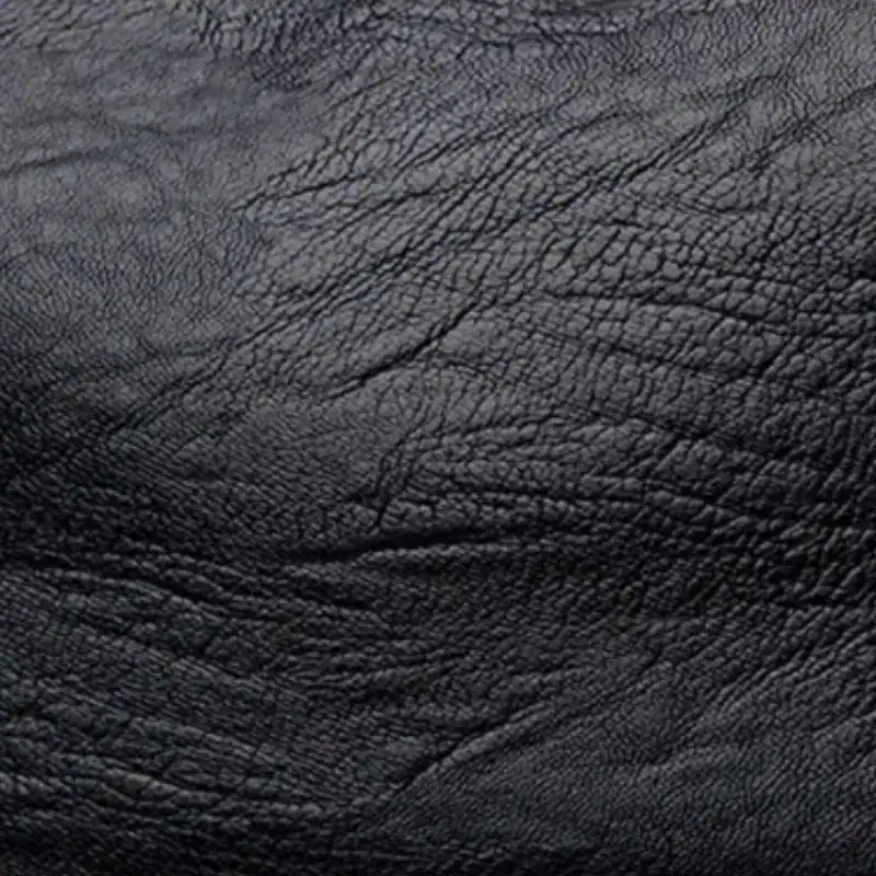 Svart läderhobo med textur, detalj på ytan.