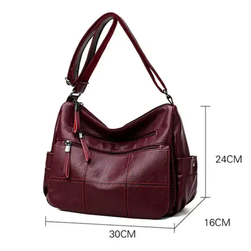Svart hobo axelväska med fack, 30x24x16 cm, läderliknande material.