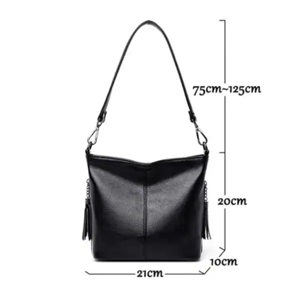 Svart hobo axelväska med tofsar, storlek 21x20x10 cm, justerbar axelrem.