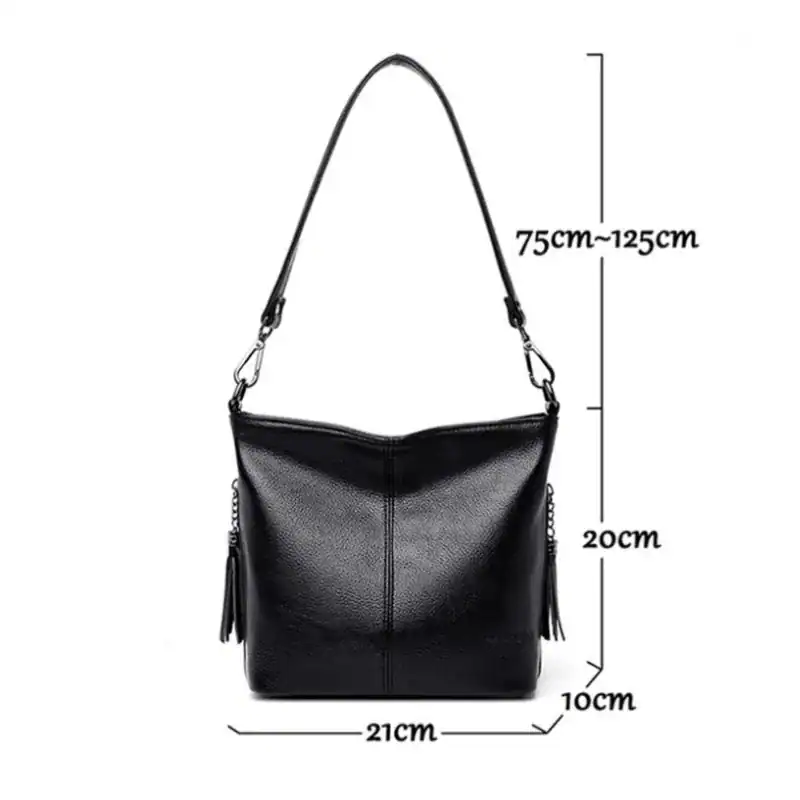 Svart hobo axelväska med tofsar, storlek 21x20x10 cm, justerbar axelrem.