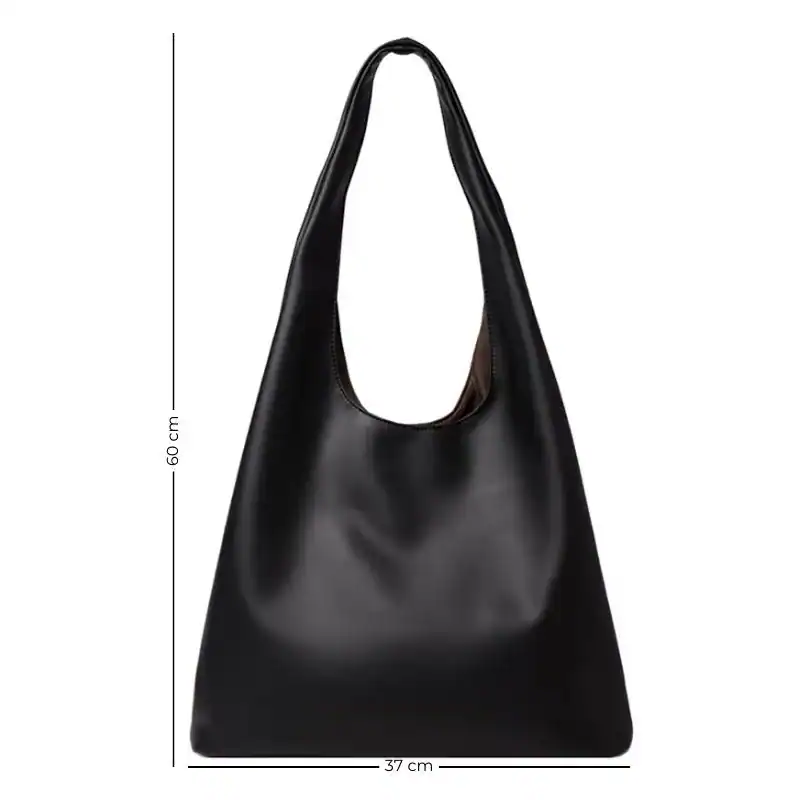 Svart hobo väska med längd 60 cm och bredd 37 cm, ideal för vardaglig användning.