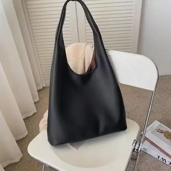 Svart hobo väska i läderliknande material, stor och stilren för vardaglig användning.