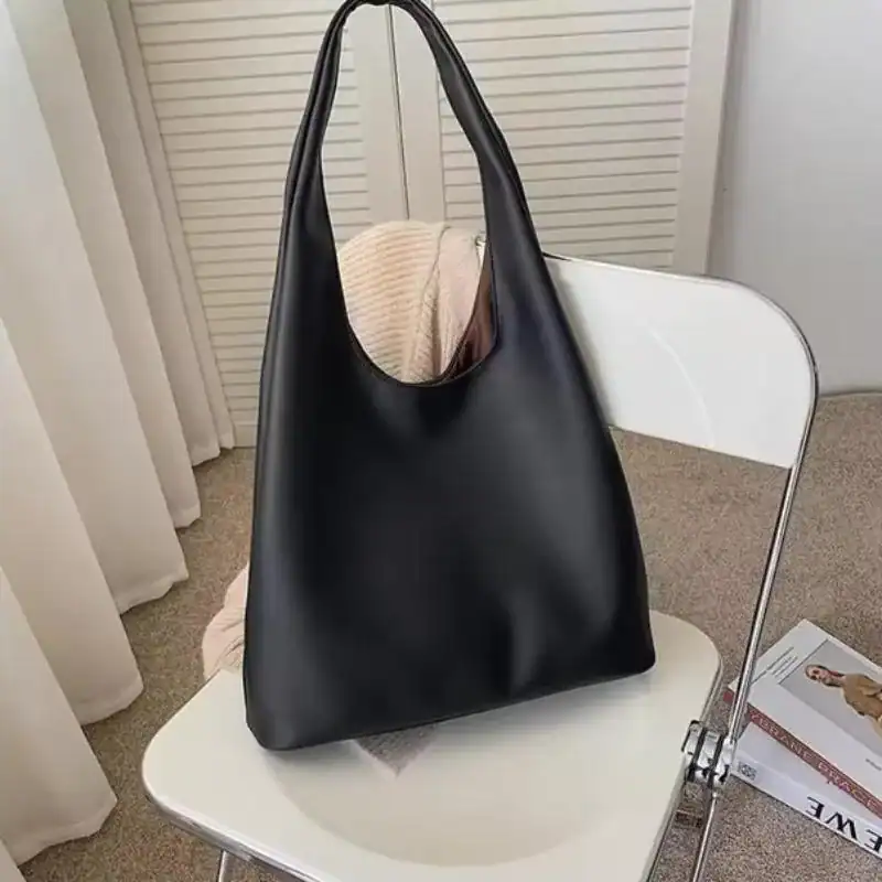 Svart hobo väska i läderliknande material, stor och stilren för vardaglig användning.