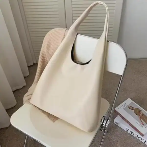 Svart hobo väska i minimalistisk stil, perfekt för vardag och trendig mode.