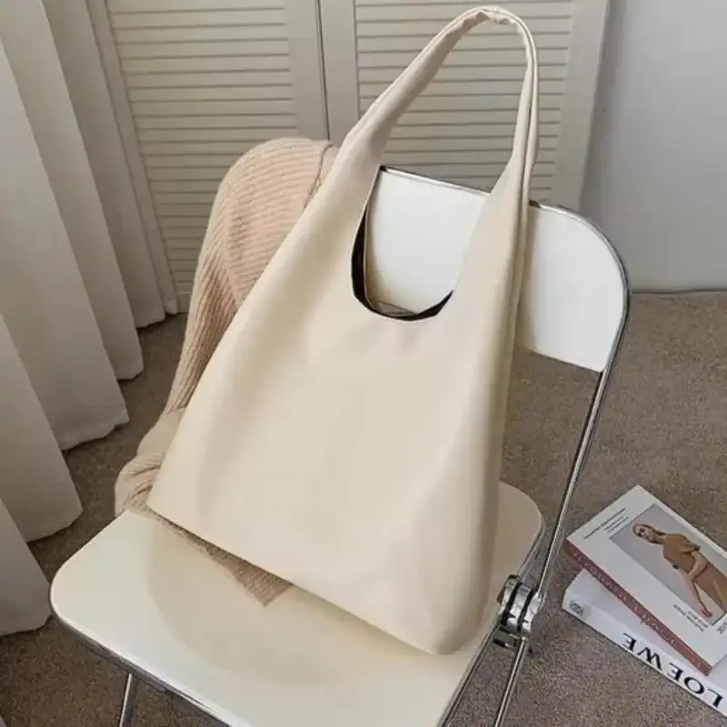 Svart hobo väska i minimalistisk stil, perfekt för vardag och trendig mode.