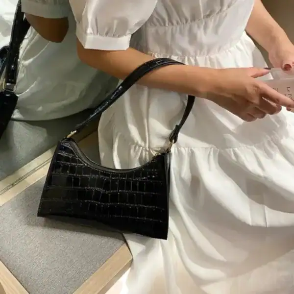 Svart krokodilmönstrad axelremsväska i glansigt läder, modeaccessoarer för kvinnor.