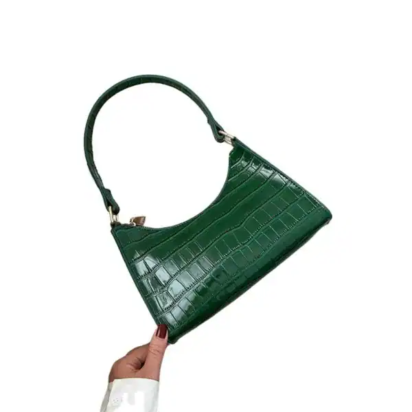 Svart krokodilmönstrad axelremsväska med guldaccent, hållbar modeaccessoar.